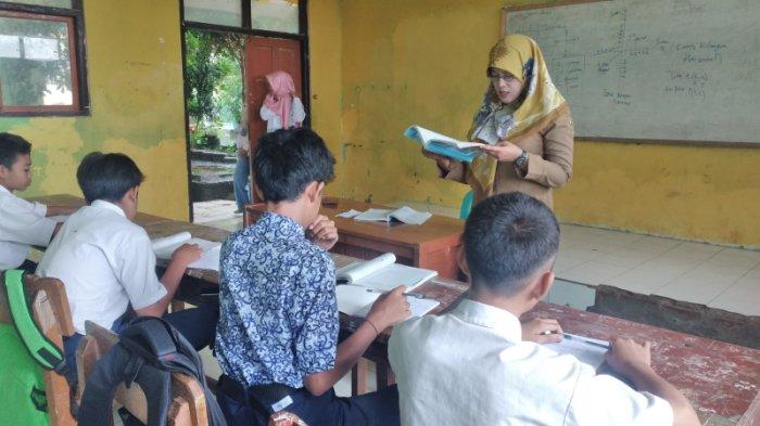 Suasana kegiatan belajar mengajar kelas 7 SMPN Satu Atap Gemarang Kabupaten Madiun. SMPN Satu Atap Gemarang salah satu sekolah negeri minim peminat