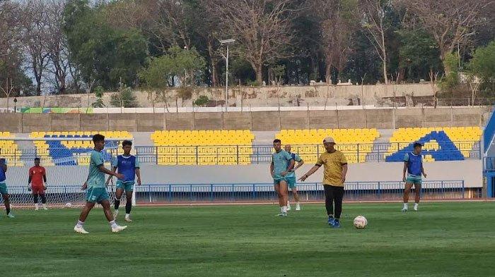 Suasana latihan Gresik United di Stadion Gelora Joko Samudro, Gresik, Rabu (13/11/2024).