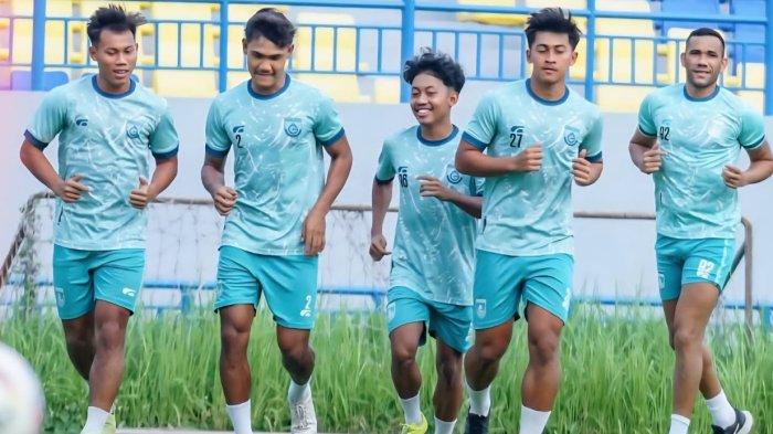 SKUAD GU LATIHAN - Suasana latihan Gresik United pada musim lalu.