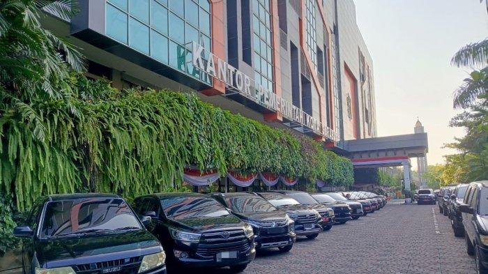 MOBIL DINAS (Arsip) - Mobil dinas yang terparkir di halaman Kantor Pemkot Surabaya kompleks Balai Kota Surabaya. DPRD Jawa Timur meminta agar pejabat pemprov tidak menggunakan mobil dinas saat mudik Lebaran 2025, Rabu (26/3/2025).