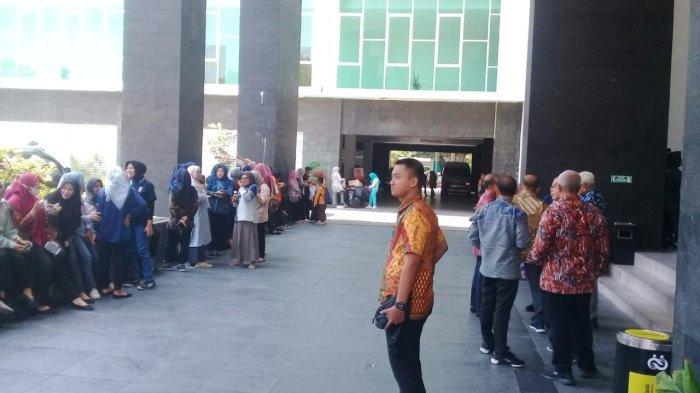 Suasana pegawai Pemkab Lamongan yang berhamburan keluar dari dalam kantor karena merasakan guncangan gempa Tuban, Jumat (22/3/2024)