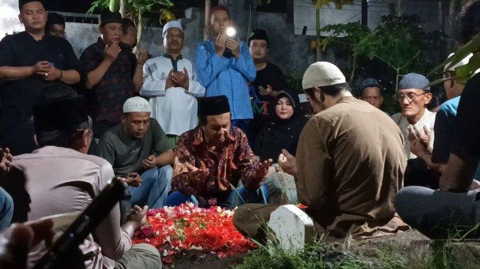 Suasana pemakaman ayahanda Via Vallen di TPU Kuburan Jati di Desa Kalitengah, Kecamatan Tanggulangin Sidoarjo, Sabtu (11/5/2024) malam.