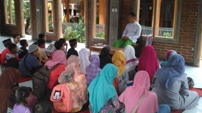 Suasana pembelajaran di TPA Prabu Kresna yang digagas Ipda Bakti Nurcahyo anggota Polres Salatiga.