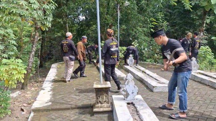 Suasana pembongkaran 5 makam Wali Lima yang dianggap palsu dilakukan Perjuangan Wali Songo Indonesia (PWI), Desa Guyung, Kecamatan Gerih, Kabupaten Ngawi, Minggu pagi (12/1/2025).