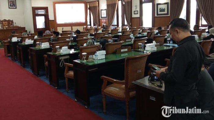 Suasana ruang sidang paripurna DPRD Tulungagung masih sepi, molor lebih dari 3 jam dari jadwal yang ditentukan, Kamis (15/8/2024) siang.