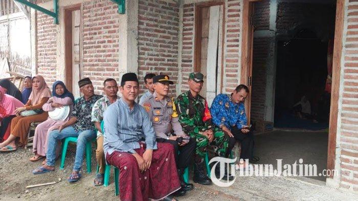 Suasana rumah duka salah satu korban pesta miras di Desa Mayangkawis, Kecamatan Balen, Kabupaten Bojonegoro, Senin (18/3/2024) siang.