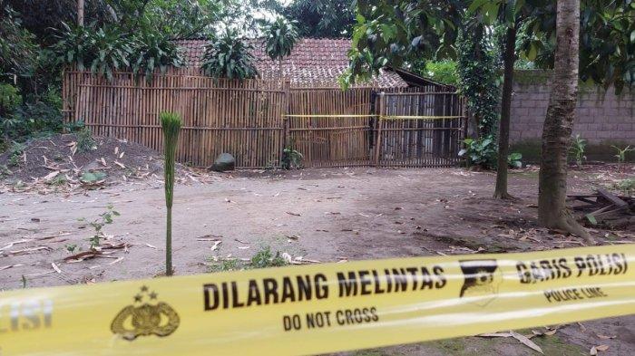 Suasana rumah korban satu keluarga ditemukan tergeletak bersimbah darah di Dusun Gondang Legi Kecamatan Ngancar Kabupaten Kediri, Kamis (5/12/2024).