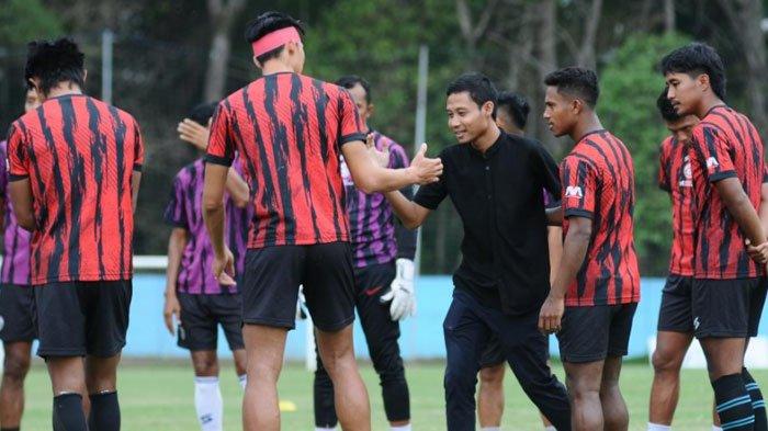 Suasana saat Evan Dimas (baju hitam) berpamitan dengan para pemain Arema FC dan tim pelatih saat Arema FC saat tim latihan di lapangan ARG Lawang, Senin (13/11/2023)