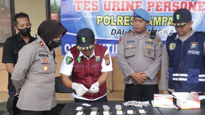 Suasana saat pelaksanaan tes urine mendadak di Mapolres Sampang, Jalan Jamaludin, Kelurahan Gunung Sekar, Kecamatan/Kabupaten Sampang, Madura, Senin (9/12/2024).