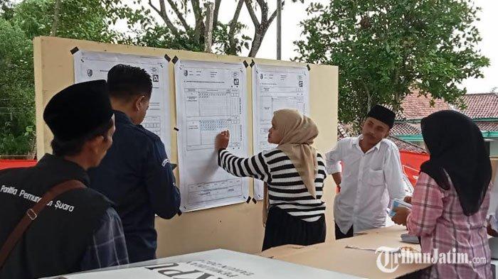 Suasana saat penghitungan PSU di TPS 001 Desa Kedungdung, Kecamatan Kedungdung, Kabupaten Sampang, Madura, Senin (2/12/2024).