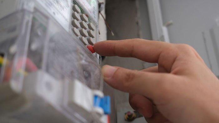 VOUCHER TOKEN LISTRIK - Ilustrasi seseorang mengiinput voucher token listrik. Subsidi tarif listrik diskon 50 persen bisa dinikmati masyarakat Indonesia hingga akhir Februari 2025.