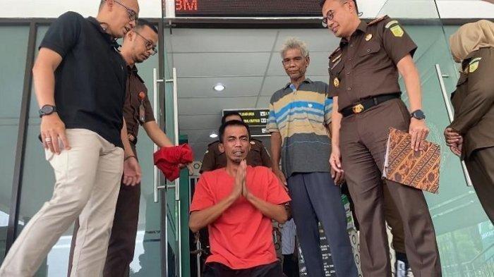 Subur saat sujud syukur setelah kasus pencurian motor yang menjerat dirinya dimaafkan korban