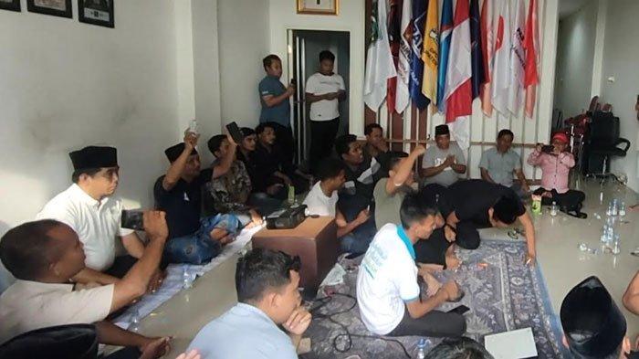 NOBAR SIDANG MK : Sujud syukur para pendukung paslon Bupati-Wakil Bupati Bangkalan nomor urut 01, Lukman Hakim-Moch Fauzan Ja’far usai pembacaan amar putusan oleh Majelis Hakim MK dalam Sidang Pengucapan Putusan/Ketetapan Perselisihan Hasil Pemilihan Umum (PHPU) Pemilihan Bupati (Pilbup) Bangkalan 2024 di Gedung MK, Selasa (4/2/2025)