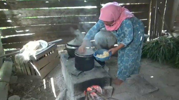Sulastri, Warga Desa Gandong, Kecamatan Bringin, Kabupaten Ngawi, memasak beras dicampur dengan tiwul sebagai kebutuhan makan sehari hari