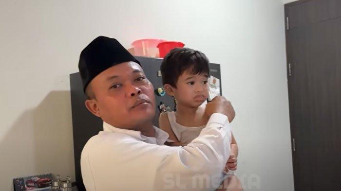 Komedian Sule menjenguk Adzam, anaknya dengan Nathalie Holscher yang tengah sakit.
