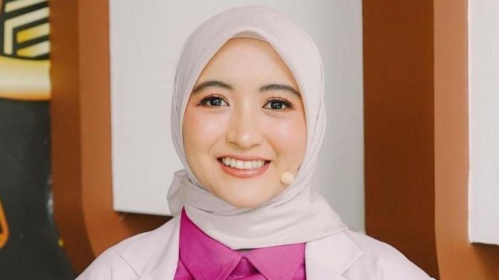 Digadang-gadang punya rumah saingi milik Prilly Latuconsina. Sumber uang komika Arafah jadi sorotan.