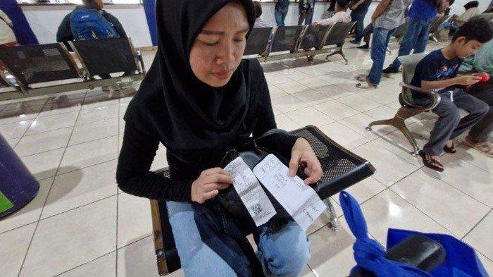 KORBAN CALO TIKET - Sunarsih saat diwawancarai TribunTangerang.com di Terminal Poris Plawad, Cipondoh, Kota Tangerang, Banten, Kamis (27/3/2025). Ia mengaku membeli tiket di Loket PO Bus Murni Jaya dan dilayani pria bernama Bowo.