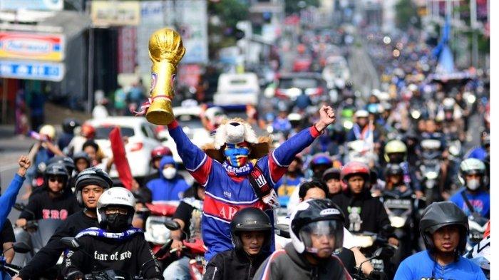Suporter Arema FC saat melakukan konvoi di jalanan di Kota Malang, saat merayakan Arema FC juara Piala Presiden 2022.