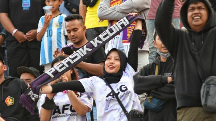 Aksi cepat tanggap Panpel Persik Kediri dalam menangani kericuhan pada laga bertajuk Derbi Jawa Timur antara Persik Kediri vs Arema FC layak diapresiasi.