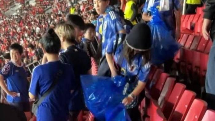 Setelah menyaksikan laga antara Timnas Indonesia dan Jepang di Stadion Utama Gelora Bung Karno Jakarta pada Jumat (15/11/2024) malam, suporter Timnas Jepang secara sukarela membereskan sampah di area tempat duduk penonton.