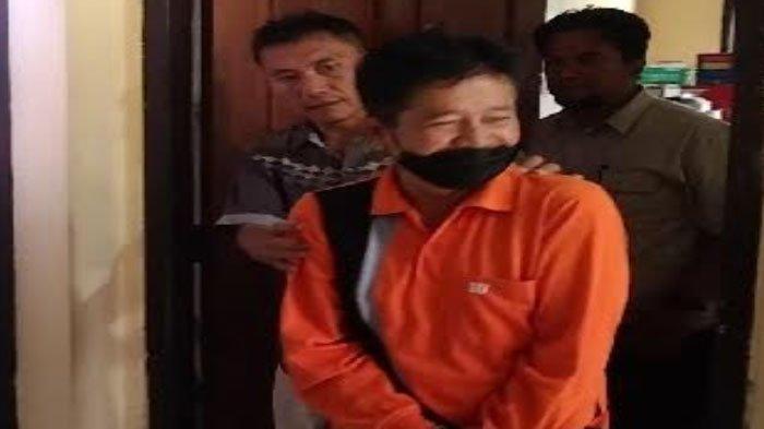 Suriwan, tersangka korupsi DD Desa Kotakan, saat dikeler polisi Situbondo.