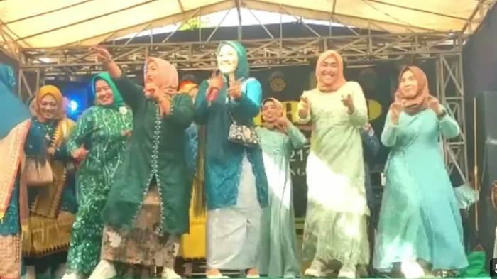 Penampilan Susilawati di dalam video dengan kebaya hijau nyanyi lagu Waktu Ku Kecil.