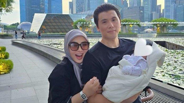 Penyanyi Syahrini membagikan kehidupannya setelah menjadi orangtua. Mereka kini tengah sibuk mengurus anak pertama mereka yakni, Baby R.
