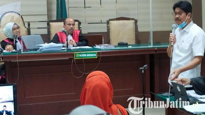 Terdakwa mantan Kadispendik Jatim, Syaiful Rachman dan mantan kepala SMK swasta di Jember, Eny Rustiana saat menjalani sidang lanjutan dugaan kasus korupsi Dana Alokasi Khusus (DAK) Dinas Pendidikan (Dispendik) Jatim tahun 2018, bernilai kerugian negara Rp 8,2 miliar, saat hadir di Ruang Sidang Candra Kantor Pengadilan Tipikor Surabaya, Selasa (3/10/2023) siang.