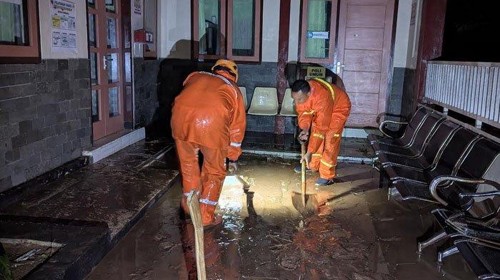 TANAH LONGSOR - Material tanah longsor masuk ke halaman Pustu Desa Sumbercanting, Kecamatan Wringin, Bondowoso, Jawa Timur, Senin (3/2/2025). Ada total 4 titik longsoran di desa tersebut akibat hujan deras yang terjadi sejak sore hari.
