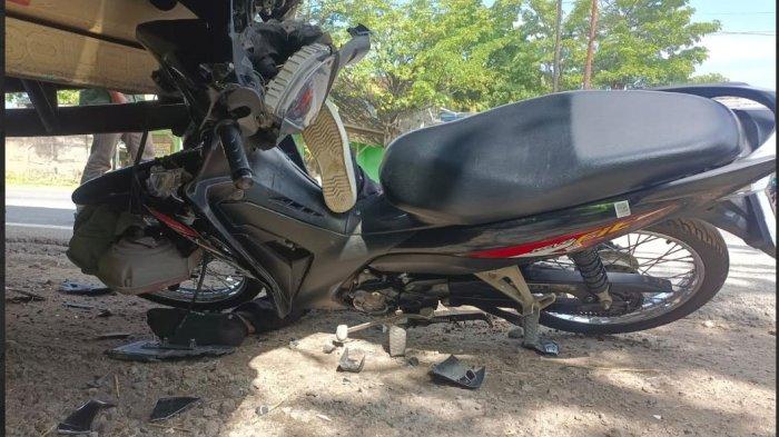 KECELAKAAN MAUT - TKP kecelakaan maut di Jalan Tuban–Widang, teaptnya di Desa Compreng, Kecamatan Widang, Kabupaten Tuban, Senin (7/7/2025). Seorang pengendara motor tewas di lokasi usai menabrak truk yang sedang parkir.