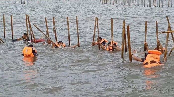 TNI Angkatan Laut membongkar pagar laut yang terbentang di perairan Tanjung Pasir, Kabupaten Tangerang, Banten, Sabtu (18/1/2025).