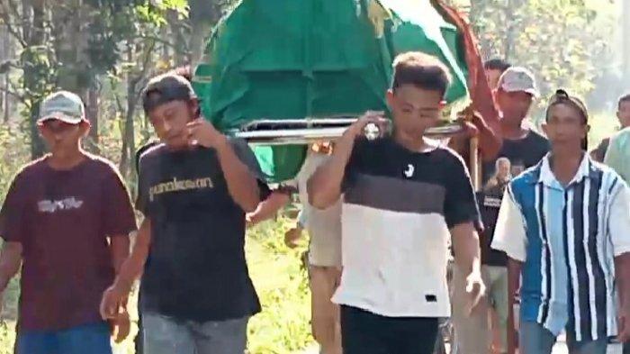 Tangkapan Layar Video Warga Jipurapah yang Menandu Jenazah dengan Berjalan Kaki Sejauh 3 Kilometer.
