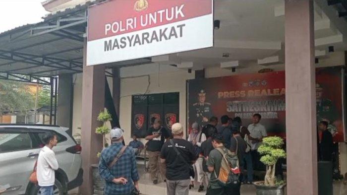 GURU LAPOR POLISI - Tampak depan halaman kantor Satreskrim Polres Jombang, Kabupaten Jombang, Jawa Timur saat konferensi pers dengan awak media, Senin (5/5/2025).