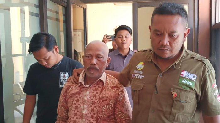PEMBACOKAN JEMAAH SUBUH - Tampang pelaku pembacokan kakek Sujito (67) warga Desa/Kecamatan Kedungadem Bojonegoro saat di keler di Mapolres Bojonegoro