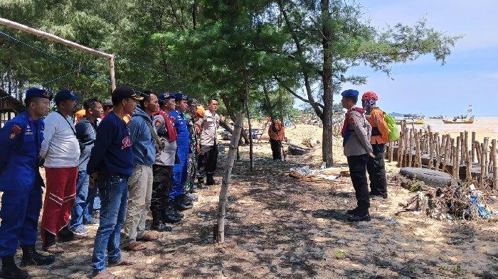 Tamto (45), nelayan asal Desa Pulogede, Kecamatan Tambakboyo, Kabupaten Tuban, dilaporkan hilang saat melaut sendirian. Dia berangkat melaut pada Minggu (14/4/2024) malam. Hingga Senin (15/4/2024), nelayan itu belum kembali.