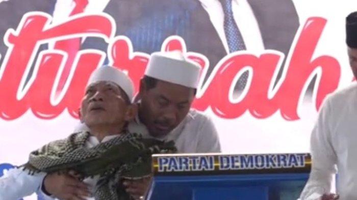 Tangkap layar KH Suyuti Toha pingsan saat mendoakan Prabowo menang Pemilu 2024 di Banyuwangi