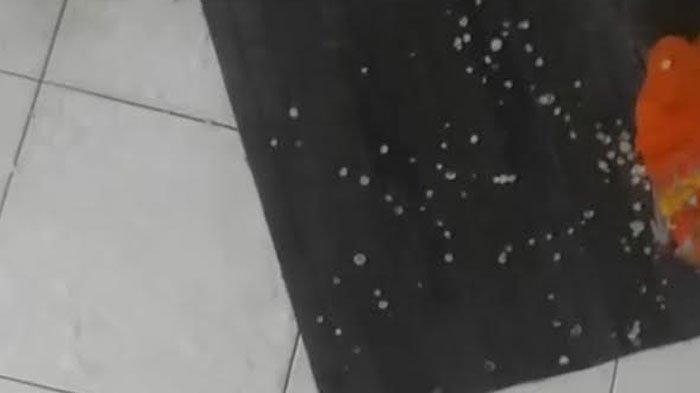 Tangkapan Layar Video Hujan Es yang Merusak Satu Teras Rumah Warga
