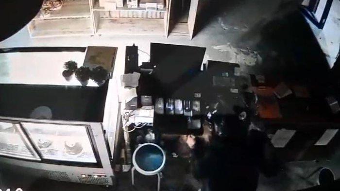 Tangkapan layar CCTV 2 bandit satroni toko olahan jajanan roti di Jalan Dukuh Kupang, Sawahan, Surabaya, pada pukul 03.00 WIB, Sabtu (3/8/2024).