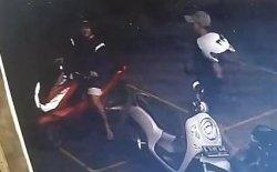 Tangkapan layar CCTV dua orang remaja berboncengan motor mencuri helm di parkiran di area parkiran minimarket kawasan Jalan Ngagel Jaya Utara, Pucang Sewu, Gubeng, Surabaya, Selasa (6/2/2024) dini hari.