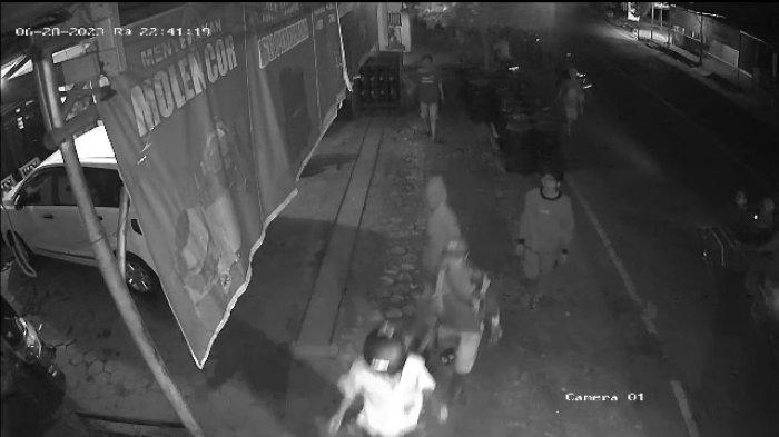 Tangkapan layar peristiwa pengeroyokan yang dilakukan sekelompok pemuda terhadap dua remaja di Kecamatan Mejayan, Kabupaten Madiun