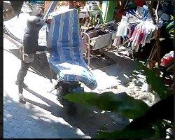Tangkapan layar video CCTV merekam aksi seorang maling mencuri motor milik warga yang dipakai menjadi tempat menjemur kasur kapuk di Jalan Ketintang Baru Gang XV, Gayungan, Surabaya, Sabtu (12/10/2024) siang.