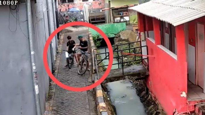 GERAK-GERIK AKSI PELAKU PERAMPASAN-Tangkapan layar video CCTV merekam seorang pria misterius bersepeda ontel diduga merampas ponsel beberapa orang bocah sepulang bermain dari Car Free Day (CFD) di dekat Taman Bungkul, Kelurahan Darmo, Kecamatan Wonokromo, Surabaya, pada Minggu (6/7/2025) siang. Informasi tersebut diunggah oleh sebuah akun Facebook (FB); Holis Irsyad di sebuah halaman percakapan grup berisi informasi seputar kejadian di Kota Surabaya, pada Minggu (6/7/2025) malam.