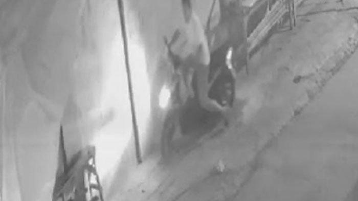 Tangkapan layar video CCTV yang merekam dua orang bandit berkomplot mencuri motor di parkiran warung kopi (Warkop) Gibol, Jalan Petemon III No 187 A, Petemon, Sawahan, Surabaya, pada Minggu (6/8/2023) malam.