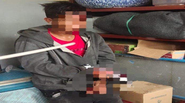 Tangkapan layar video saat pelaku pencurian motor disergap warga di Surabaya