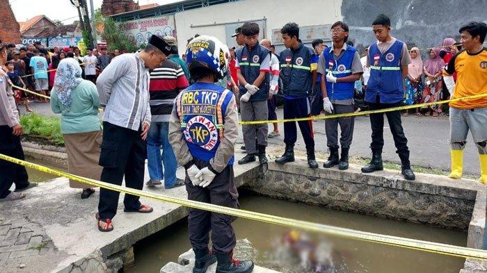 JASAD PRIA MENGAPUNG - Seorang pria ditemukan tewas mengapung di saluran air Desa Singogalih, Kecamatan Tarik, Sidoarjo, Rabu (7/2/2025). Ratusan warga berkerumun di lokasi untuk melihat jasad pria tersebut
