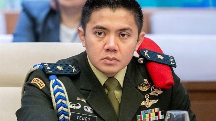 MAYOR TEDDY NAIK PANGKAT - Mayor Inf TNI Teddy Indra Wijaya naik pangkat jadi Lektol TNI yang diumumkan pada Kamis (6/3/2025). Begini penjelasan Kepala Dinas Penerangan (Kadispen) TNI Angkatan Darat (AD) Brigjen Wahyu Yudhayana.