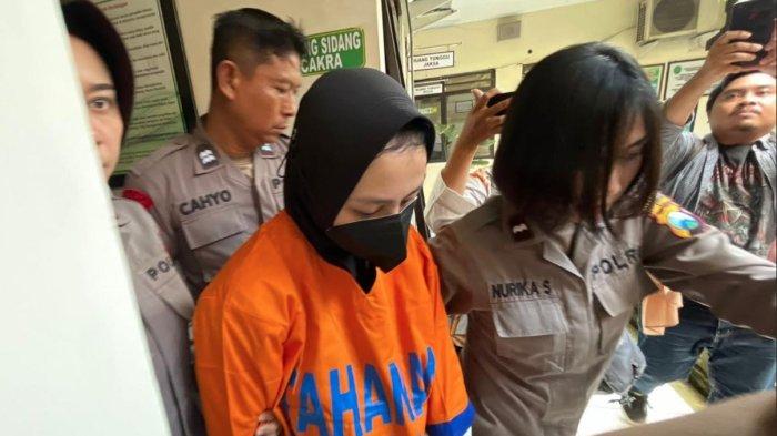 Terdakwa Briptu Dila dihadirkan ke muka sidang dalam kasus KDRT polwan bakar suami di Mojokerto, Selasa (19/11/2024)