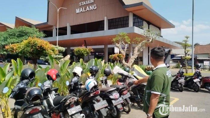 Area parkir sepeda motor di Stasiun Malang yang menjadi lokasi kejadian pencurian helm saat didatangi TribunJatim.com, Rabu (24/7/2024).