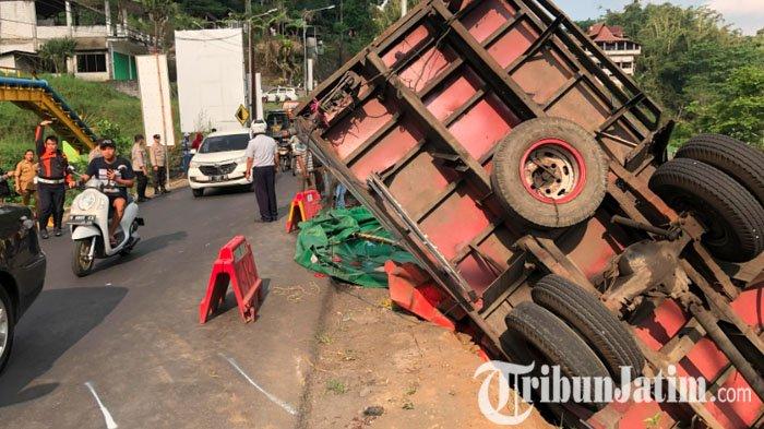 Terjadi kecelakaan di Kota Batu, Jawa Timur, Senin (26/6/2023) siang. Truk bermuatan galon air mineral terjun ke Jurang Susuh, Jalan Raya Giripurno, Kecamatan Bumiaji, Kota Batu.