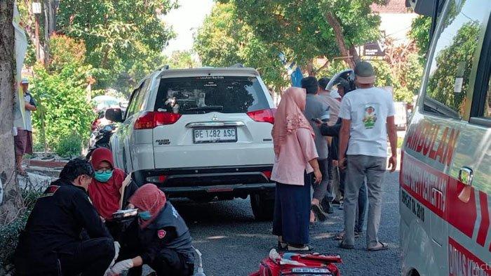 Terjadi kecelakaan di Magetan yang melibatkan tiga kendaraan, Senin (2/9/2024). Tiga kendaraan yang terlibat kecelakaan di Jalan Samudra, Kelurahan Bulukerto, Kecamatan/Kabupaten Magetan, adalah sepeda motor nopol AE 1574 QW, mobil Panther nopol AE 1967 S, dan mobil Pajero BE 1482 ASC. Akibatnya, pengendara motor bernama Anang (30), warga Purwosari, Kabupaten Magetan, terluka parah.